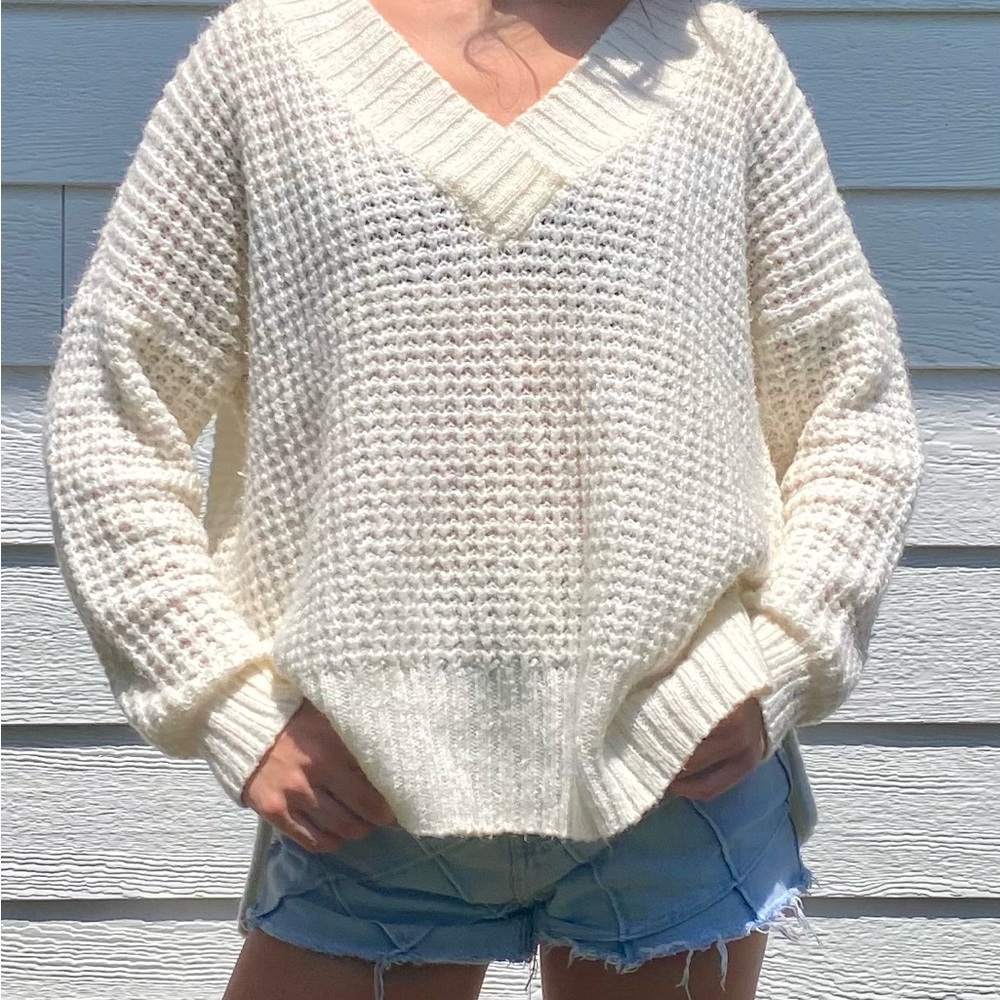 White Chunky Knit V-Neck Sweater Hollister size M
